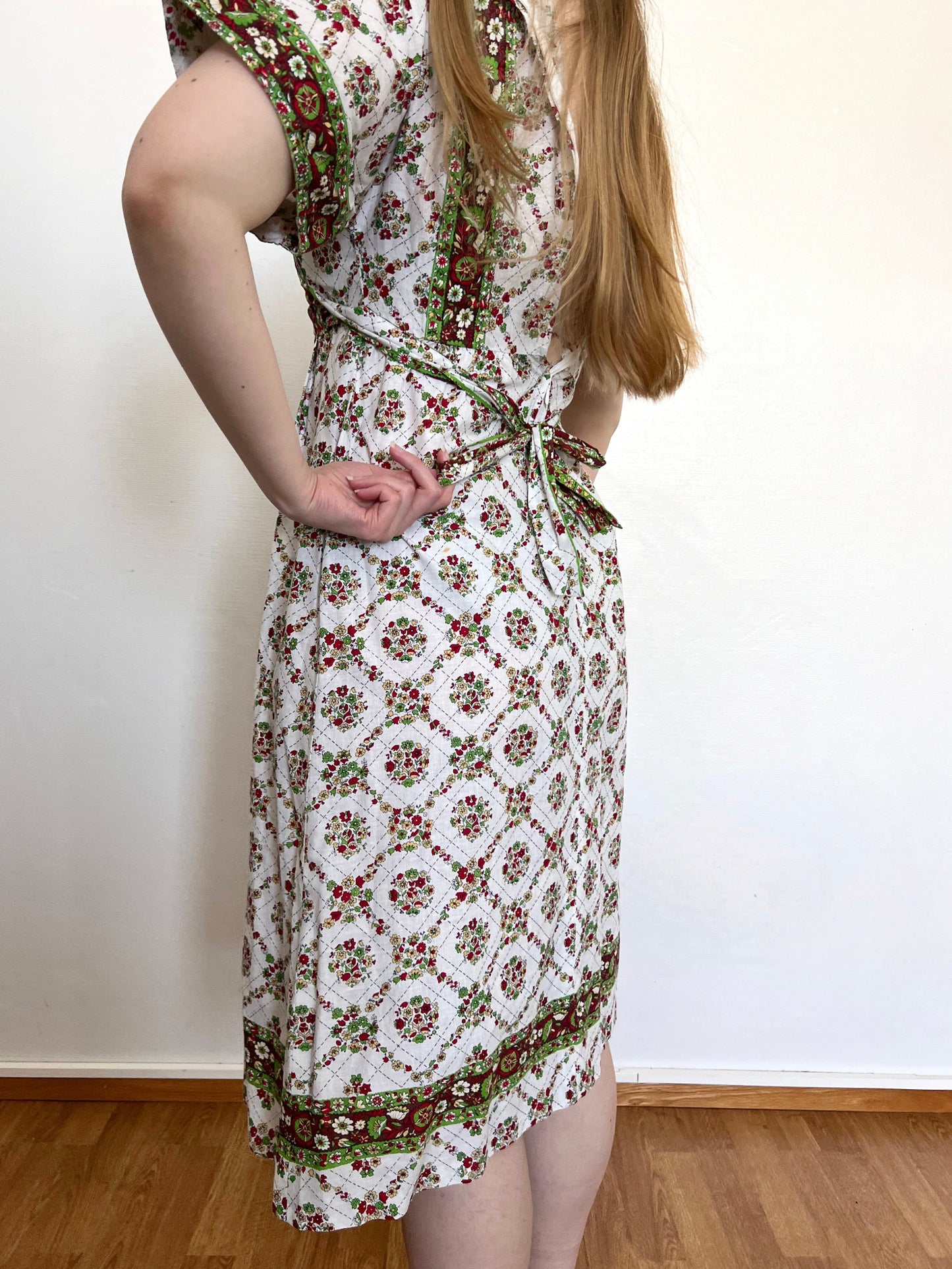 70s white flower pattern dress, Size XS