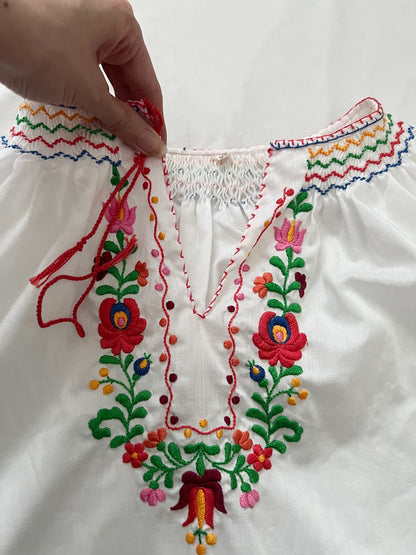 70s blouse with floral embroidery, Size M-L