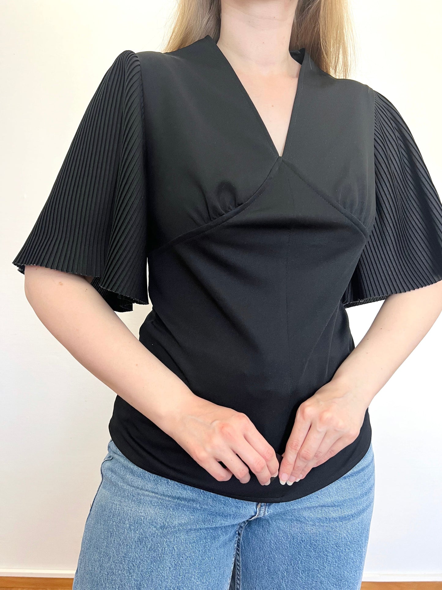 70s black flared sleeves t-shirt, Size S-M
