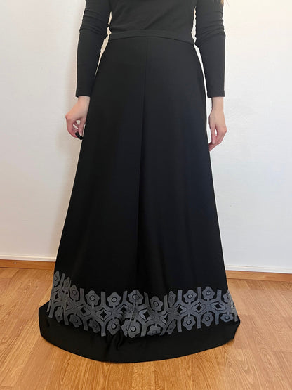 70s black maxi skirt with  gray geometric pattern, Size M-L
