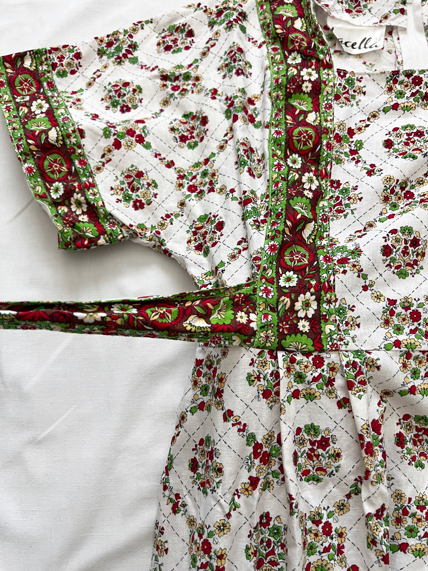 70s white flower pattern dress, Size XS