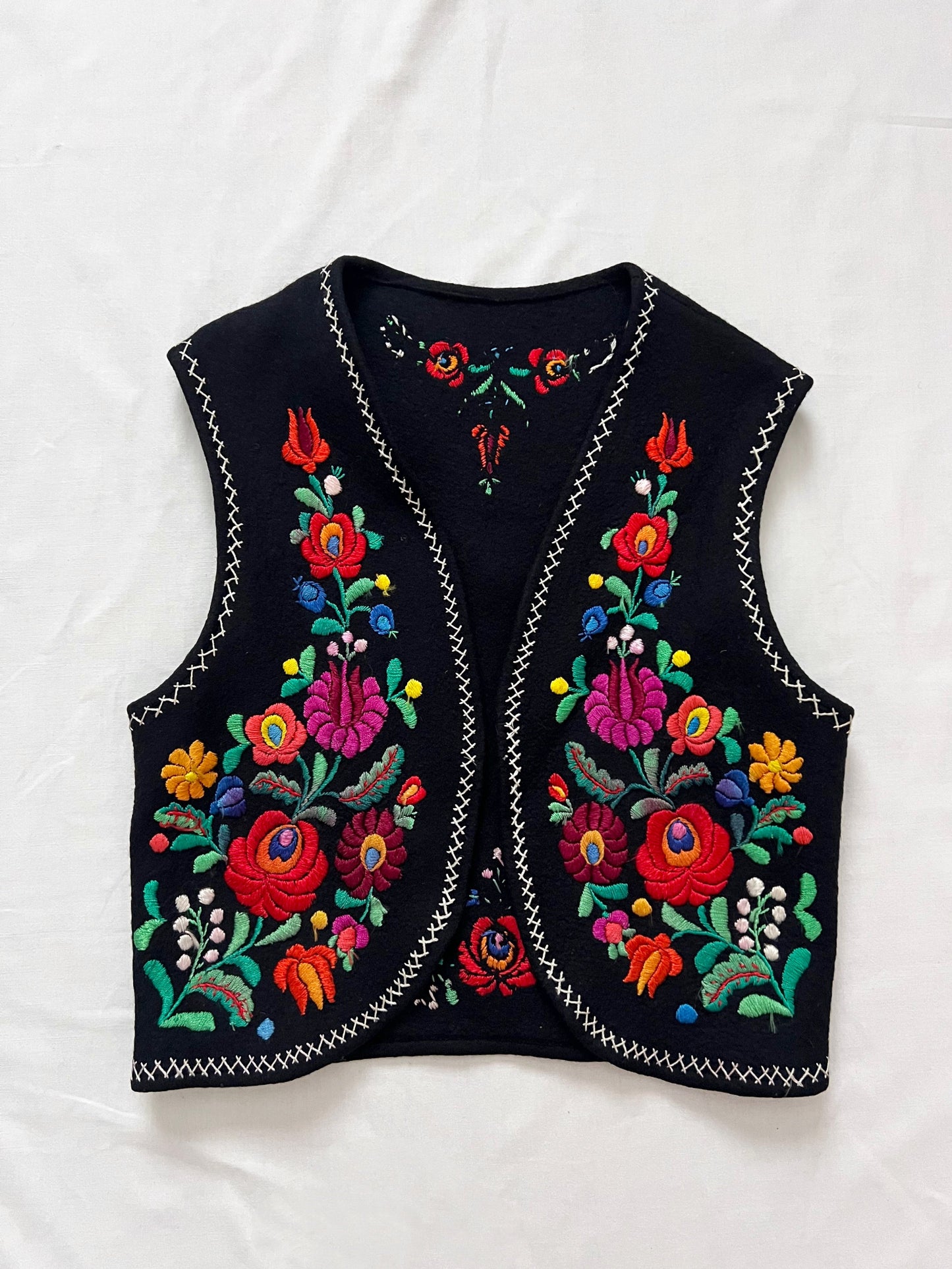 70s black and floral embroidery vest, Size XS-S