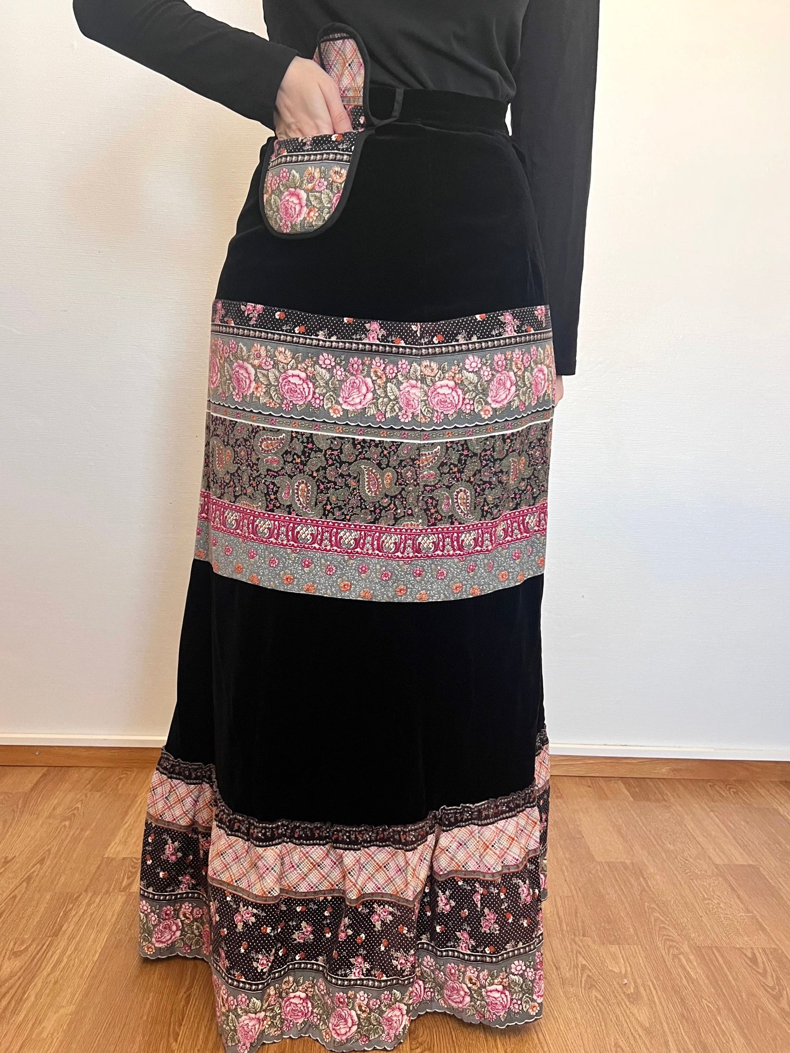 70s velvet and floral maxi skirt, Size S – Isolde Vintage