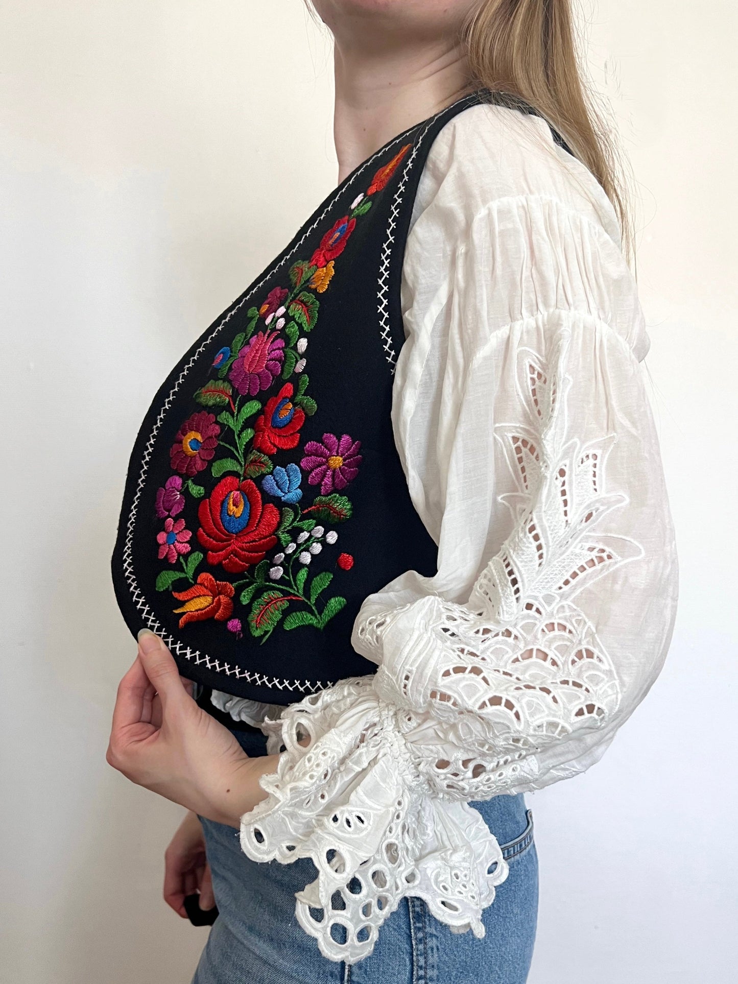 70s black and floral embroidery vest, Size M-L