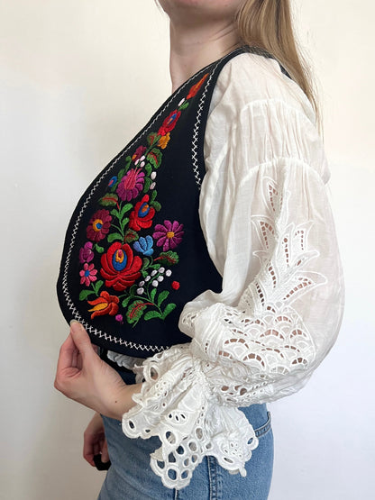 70s black and floral embroidery vest, Size M-L