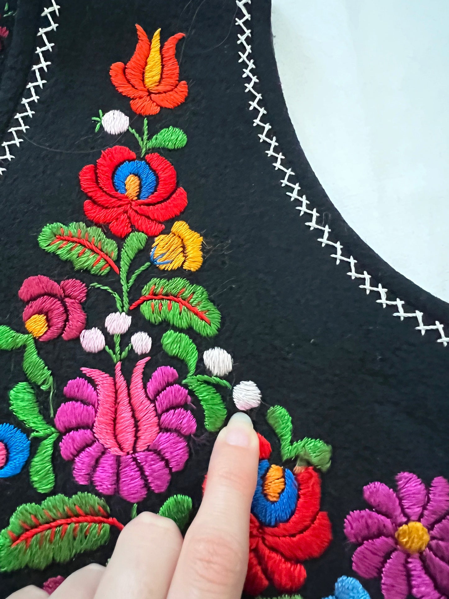 70s black and floral embroidery vest, Size M-L