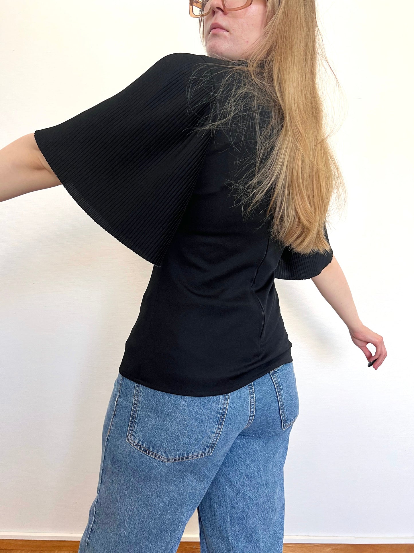 70s black flared sleeves t-shirt, Size S-M