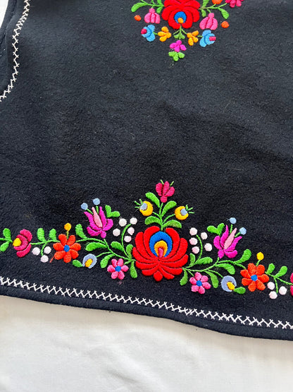 70s black and floral embroidery vest, Size M-L