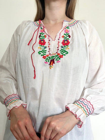 70s blouse with floral embroidery, Size M-L