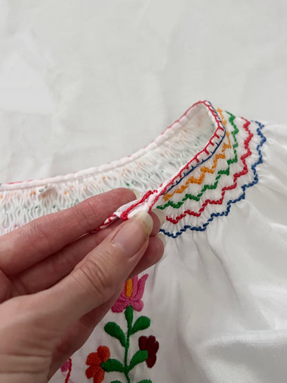 70s blouse with floral embroidery, Size M-L