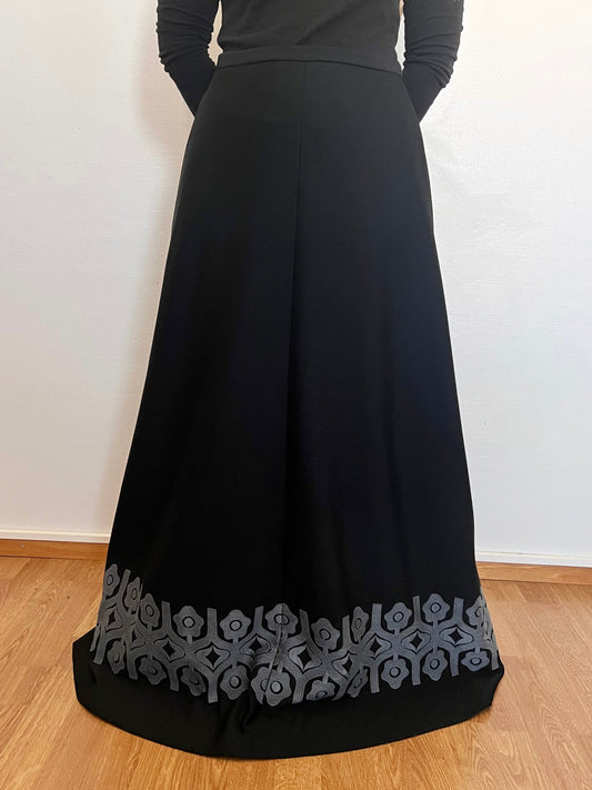 70s black maxi skirt with  gray geometric pattern, Size M-L