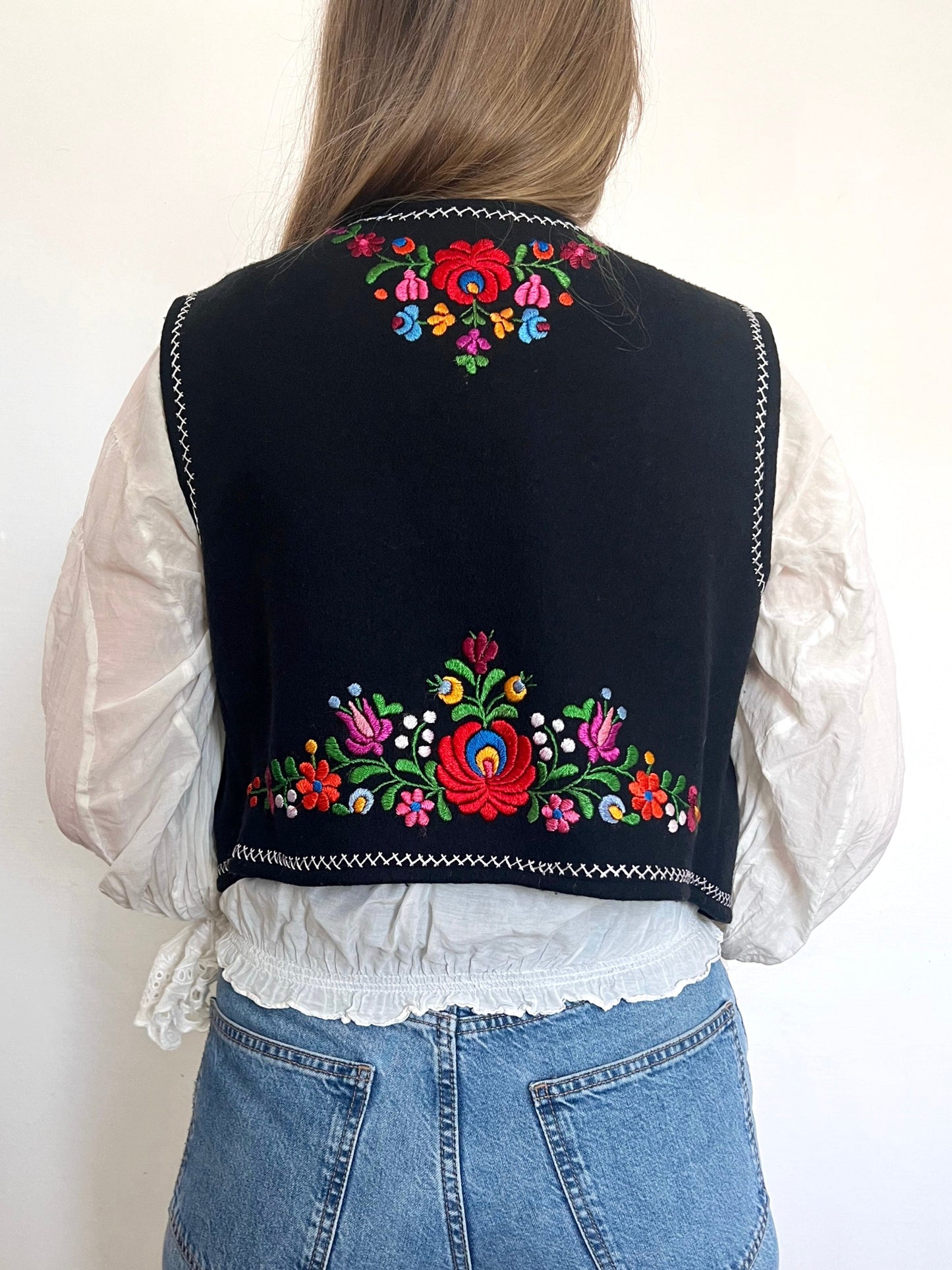 70s black and floral embroidery vest, Size M-L
