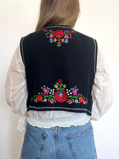 70s black and floral embroidery vest, Size M-L