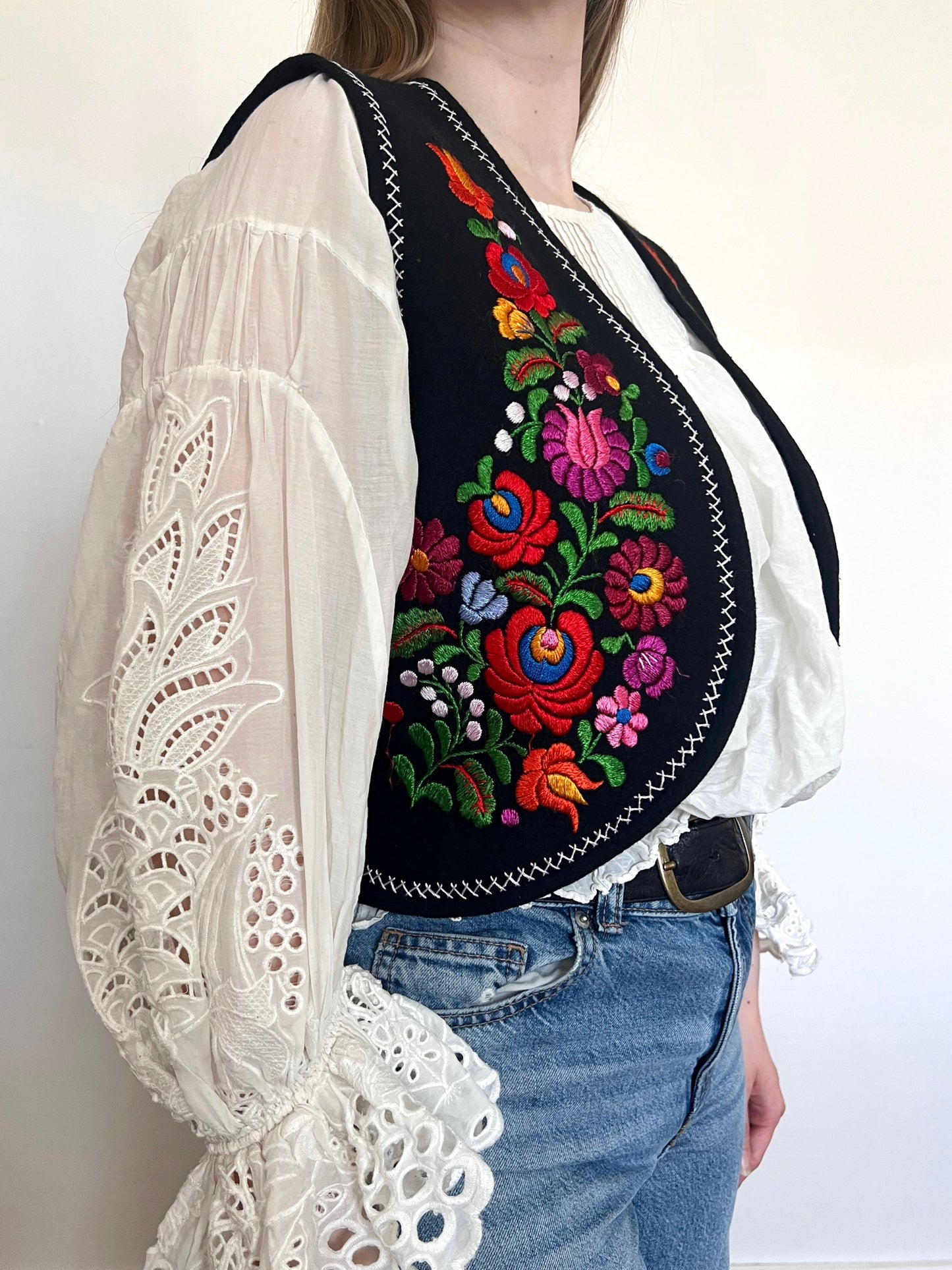 70s black and floral embroidery vest, Size M-L