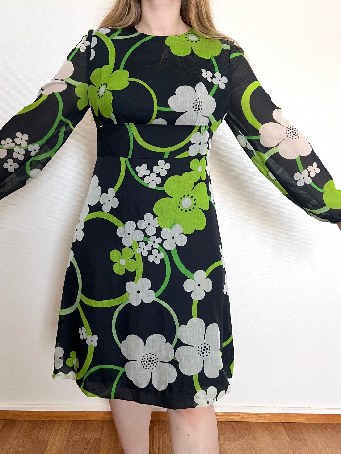 70s dark floral dress, Size M