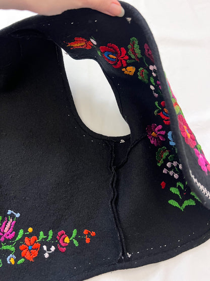 70s black and floral embroidery vest, Size M-L