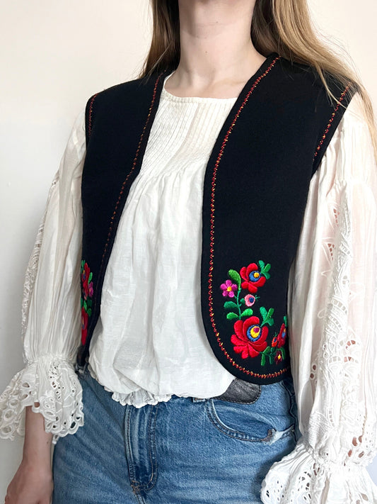 70s Hungarian Matyo felted black vest with embroidered flowers, Size M