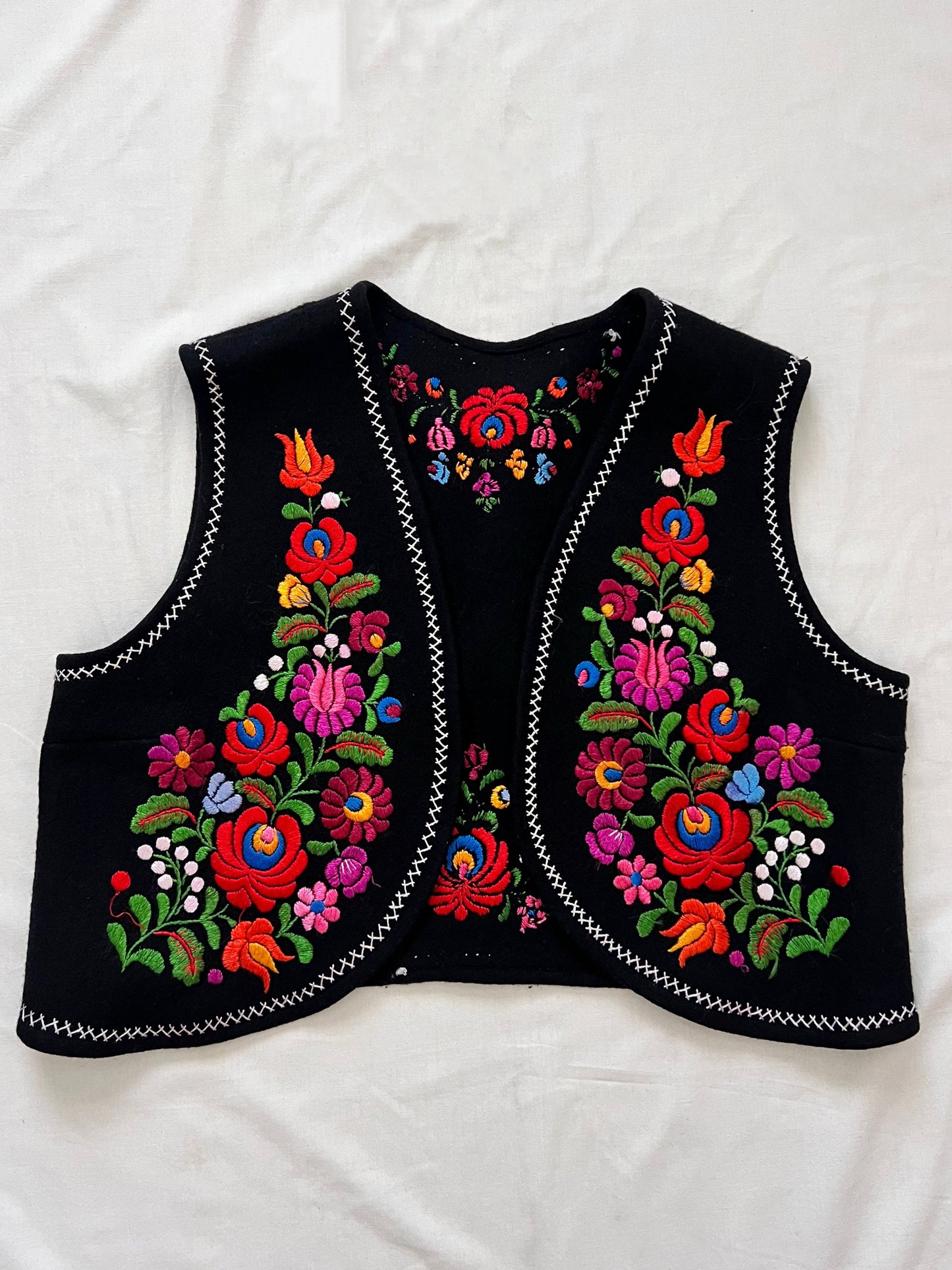 70s black and floral embroidery vest, Size M-L