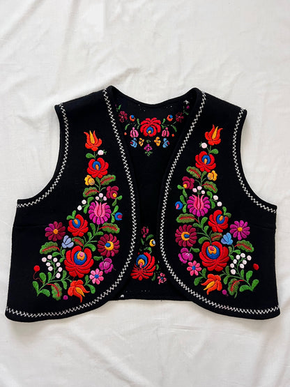 70s black and floral embroidery vest, Size M-L