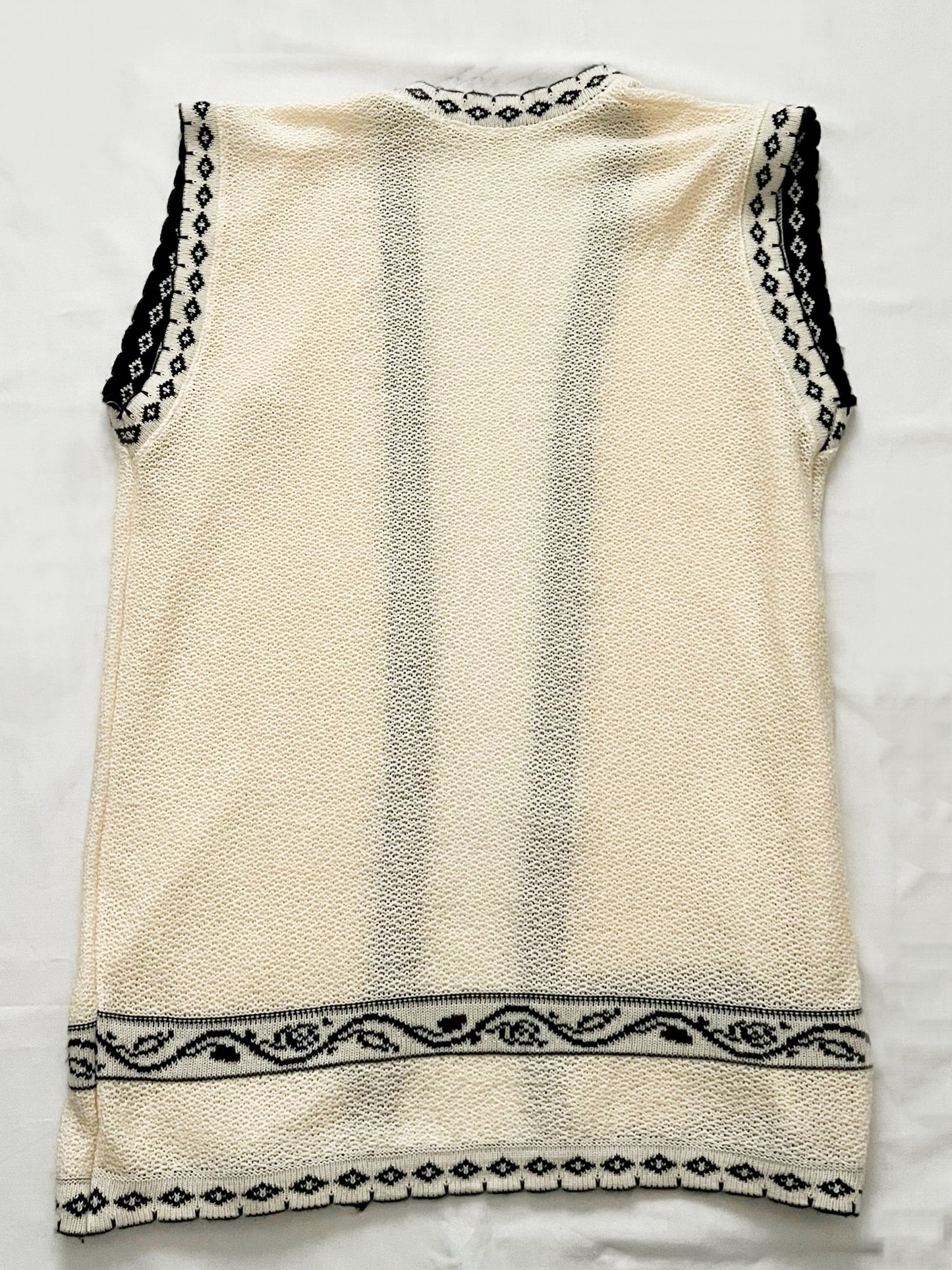 White vest with a brooch, Size XS-L